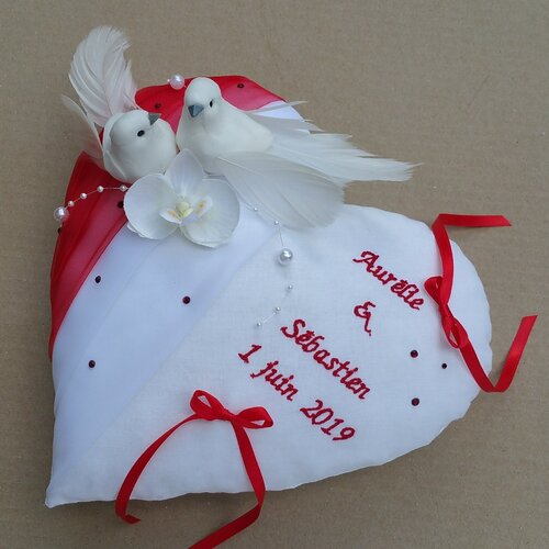 Coussin de mariage cœur thème amour, mariage rouge et blanc, porte alliances colombes romantique, personnalisé saperlipopette création