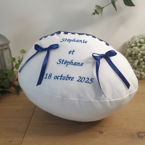 Porte alliances mariage thème rugby, coussin de mariage en forme de ballon, personnalisé  brodé saperlipopette création