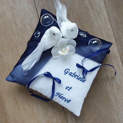 Coussin de mariage bleu nuit et blanc, décor mariage romantique personnalisé, oiseau et bulles