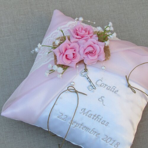 Coussin mariage champêtre, toile de jute, dentelle, rose poudré gypsophile, fleur, personnalisé