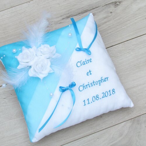Coussin alliance mariage blanc et turquoise décor, rose, plumes et perles, saperlipopette création