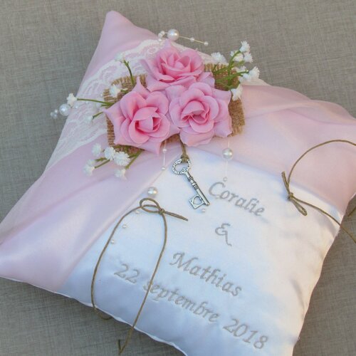 Coussin alliance thème bohème chic rose poudré blanc, toile de jute, dentelle personnalisé idée décor mariage nature saperlipopette création
