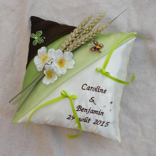 Coussin alliance personnalisé, mariage thème nature chic, vert anis et ivoire, champêtre, épis de blé, papillon, fleur