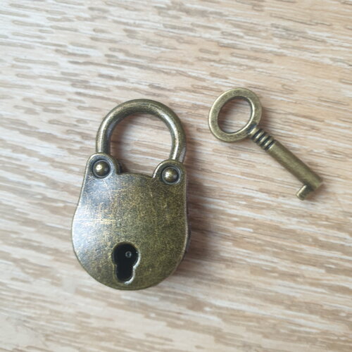 Cadenas vintage avec sa clé et 20 clés supplémentaires (n'ouvrant pas le cadenas), jeu tombola mariage saperlipopette création