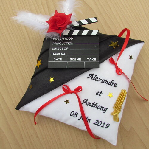Coussin alliances, mariage thème cinéma, rouge, or et noir, festival de cannes, personnalisé à vos prénoms et date saperlipopette création