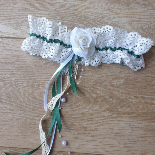 Jarretière dentelle blanche, mariée, mariage vert, décor fleur de rose, saperlipopette créations