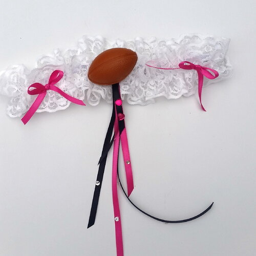 Jarretière mariée thème rugby, fushia et noire, dentelle blanche, accessoire mariage, confection sur mesure, saperlipopette création