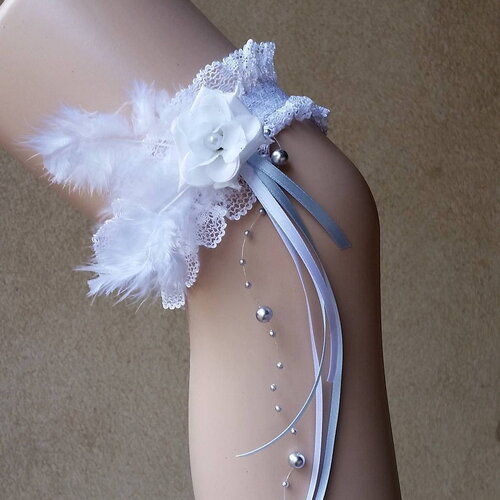 Jarretière dentelle blanche,mariage romantique, féerique, blanc et argent, fleur  blanche, plumes, perles argent,  saperlipopette