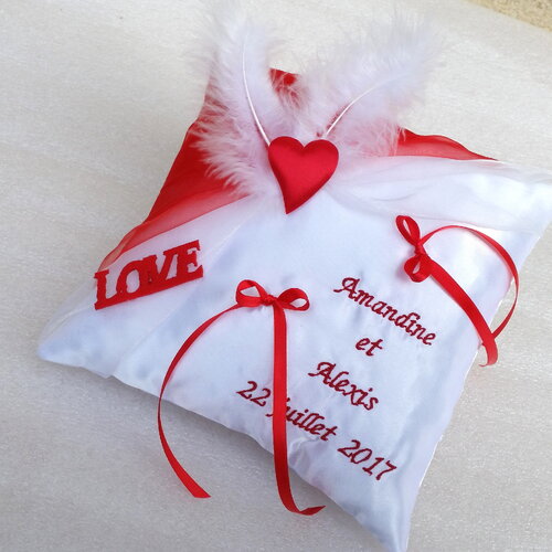 Coussin de mariage rouge et blanc thème amour, personnalisé