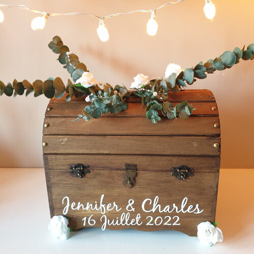 Urne coffre, décor mariage thème eucalyptus, roses blanches et feuillage eucalyptus, personnalisée, saperlipopette créations
