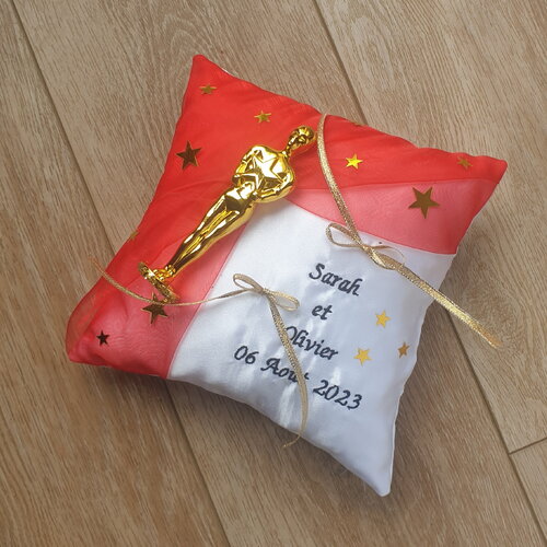 Coussin de mariage thème cinéma, porte alliances décor oscar, rouge et or étoilés, saperlipopette créations