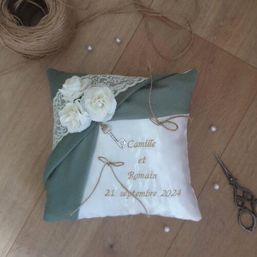 Coussin alliance, mariage vert sauge et or, vert amande, dentelle ivoire, roses, fleur et perles, personnalisé, saperlipopette création