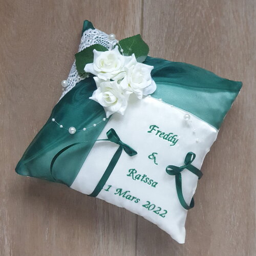 Coussin alliance, mariage vert émeraude, dentelle ivoire, roses, fleur et perles, personnalisé, saperlipopette création