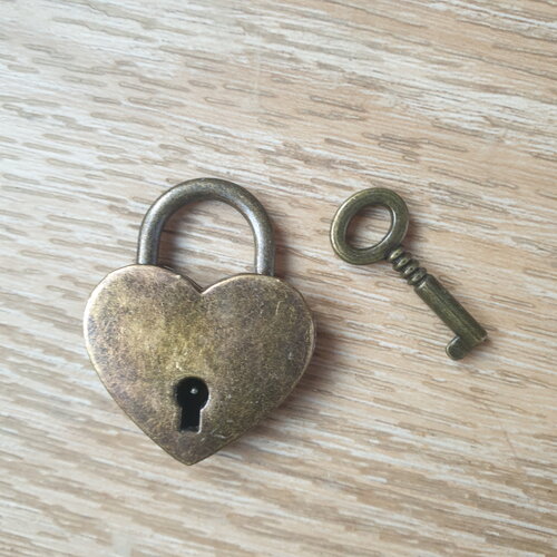 Cadenas cœur avec sa clé et 10 clés supplémentaires (n'ouvrant pas le cadenas), jeu tombola mariage saperlipopette création