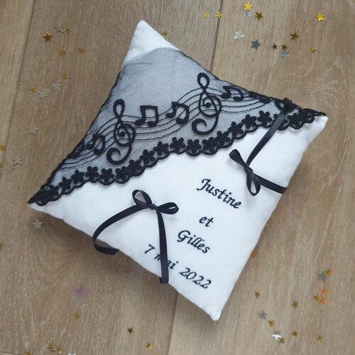 Coussin porte alliance thème musique noir et blanc dentelle personnalisé, saperlipopette création
