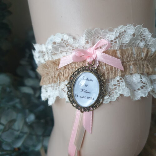 Jarretière thème bohème avec de la toile de jute de la dentelle et du rose poudré, jarretière mariage bohème chic