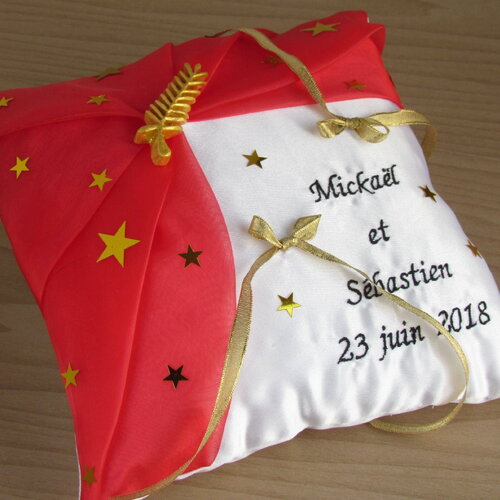 Coussin de mariage, porte alliances thème cinéma, festival de cannes, rouge et or décor palme d'or et étoiles, saperlipopette création