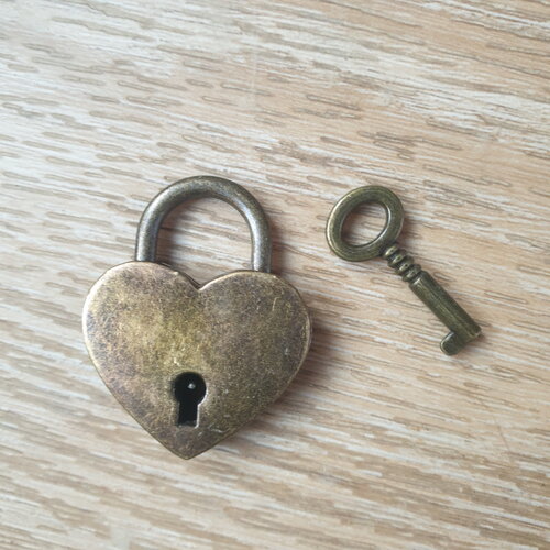 Cadenas cœur avec sa clé et 70 clés supplémentaires (n'ouvrant pas le cadenas), jeu tombola mariage saperlipopette création