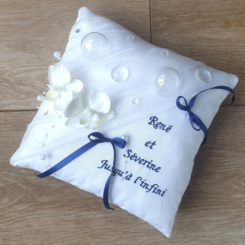 Coussin alliances bleu marine et blanc, mariage thème bulle, personnalisé, saperlipopette créations