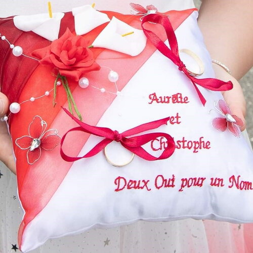 Coussin alliances rouge et blanc, décor mariage fleur et papillon, personnalisé, saperlipopette création