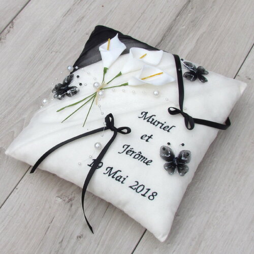 Coussin alliances, mariage noir et ivoire décor papillons fleurs, 3 arums brodé à vos prénoms et date, saperlipopette création