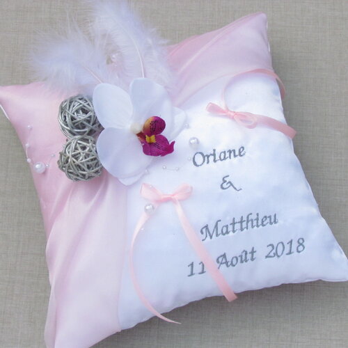 Coussin pour alliance rose poudré et gris argent, décor mariage thème orchidée, boule rotin, brodé, romantique, saperlipopette créatio