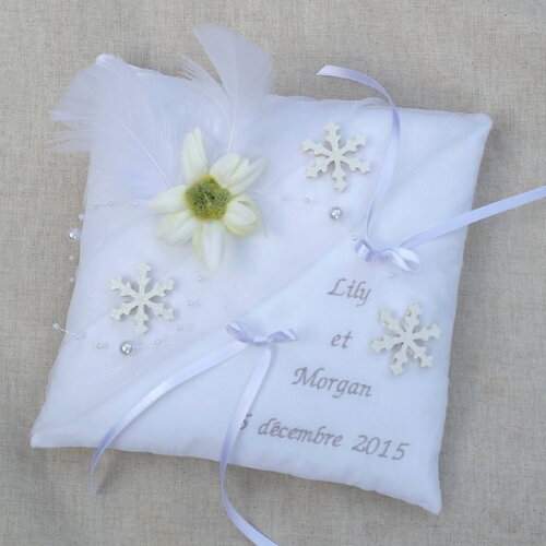 Coussin d'alliance, décoration mariage thème hiver, flocon de neige, fleur, montagne, edelweiss, blanc, saperlipopette création