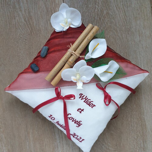 Coussin alliances bordeaux, décor mariage thème nature zen,  arums, fleurs, personnalisé, brodé, saperlipopette création