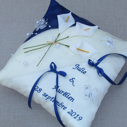 Coussin porte alliances ivoire et bleu indigo décor bouquet d'arum, papillons et perles saperlipopette création