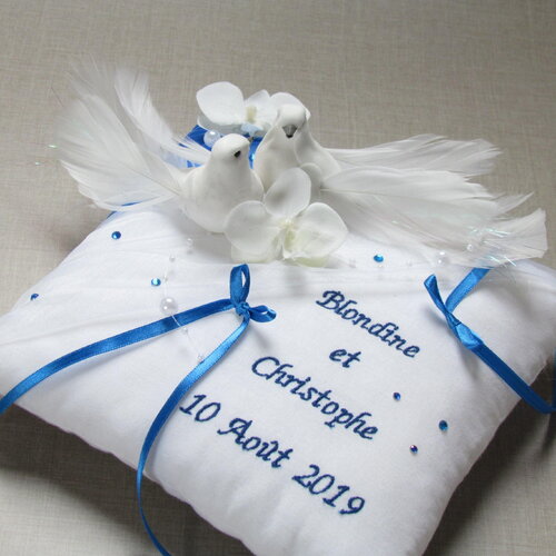 Coussin alliance bleu roi, décor mariage romantique, blanc personnalisé décor couple de colombes, saperlipopette création