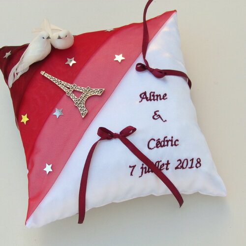 Coussin alliances thème paris romantique, décor mariage, tour eiffel, étoiles et couple colombe saperlipopette créations