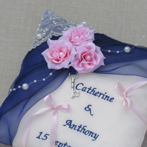 Coussin alliance mariage bleu marine, gris argent et rose personnalisé, saperlipopette création