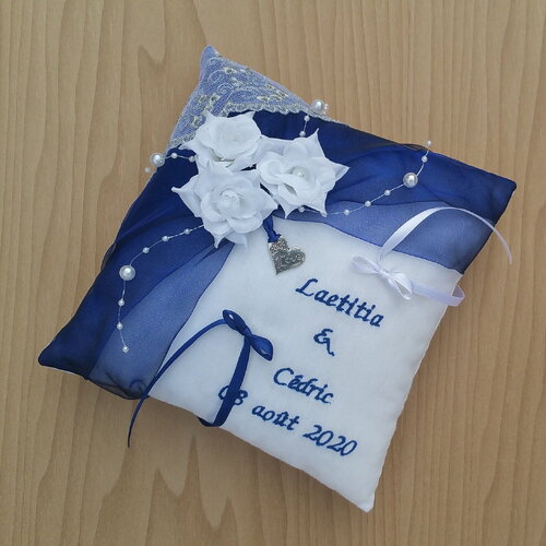 Coussin alliance mariage bleu marine thème roses blanches, personnalisé, saperlipopette création