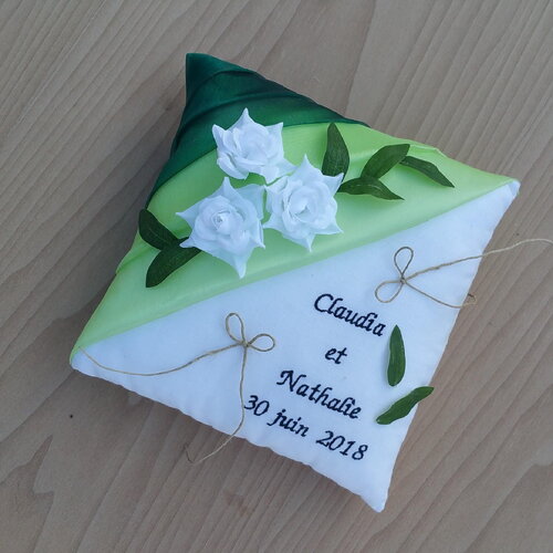 Coussin alliance personnalisé, mariage thème nature chic, vert anis et ivoire, champêtre, épis de blé, papillon, fleur