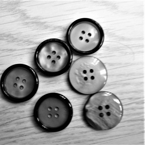 Boutons gris reflets nacrés rebord noir , 1.9 cm , neufs , b7