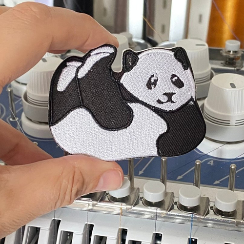 Patch panda, patch brodé petit panda relax, 7 cm, patch brodé thermocollant, customisation vêtements et accessoires