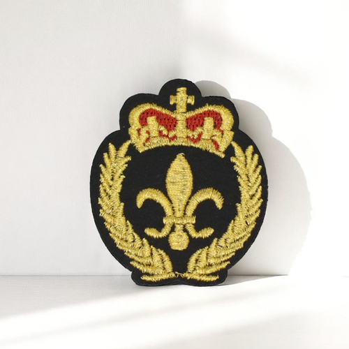 Patch brodé blason fleur de lys. ecusson thermocollant couronne royale pour vêtement et accessoires
