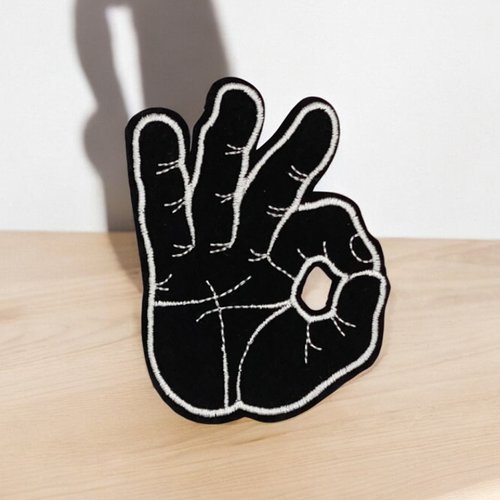 Patch main ok noir et blanc, écusson brodé thermocollant pour customisation de vêtements,  8,2 cm