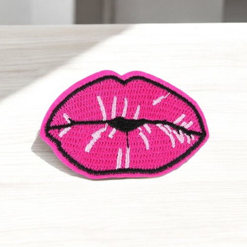 Patch brodé bouche rose, écusson thermocollant 5,5 cm