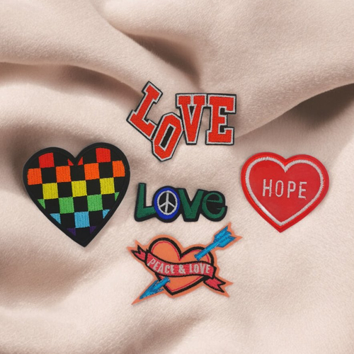 5 patchs amour, écussons brodés love, coeurs pour customisation vêtements