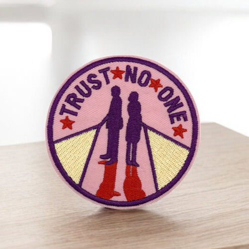 Patch brodé « trust no one » – écusson thermocollant
