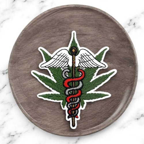 Patch brodé cannabis thérapeutique – écusson thermocollant caducée