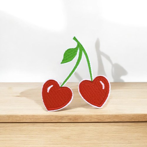 Patch brodé cerises rouges en forme de coeur - ecusson thermocollant 6,5 cm
