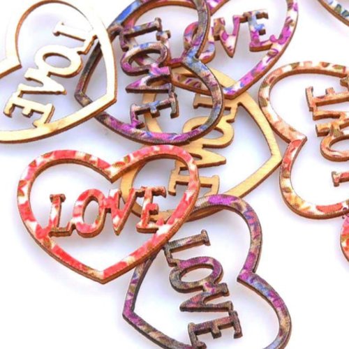 15 embellissements coeurs love en bois peint 3,9 cm - scrapbooking carterie