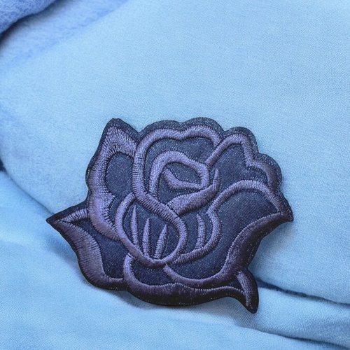 Patch rose bleu nuit, applique brodée fleur. ecusson thermocollant pour customisation de vêtement