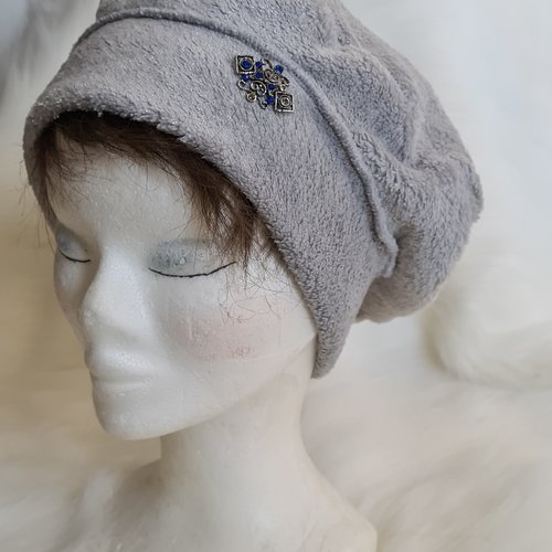 Chapeau polaire , gris pailleté , décoré d'une broche.