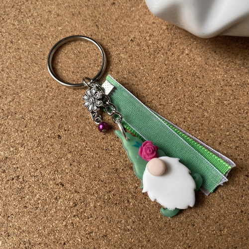 Porte clés gnome de printemps vert