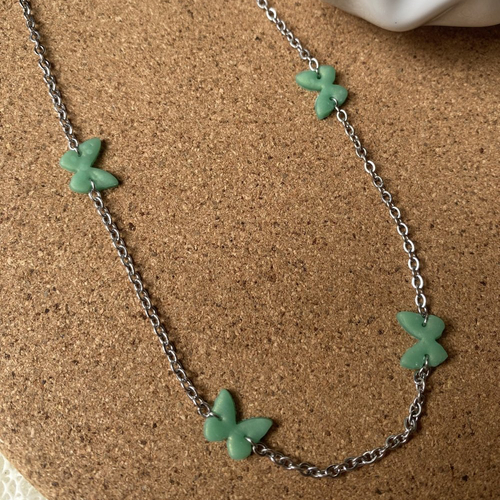 Collier papillons verts
