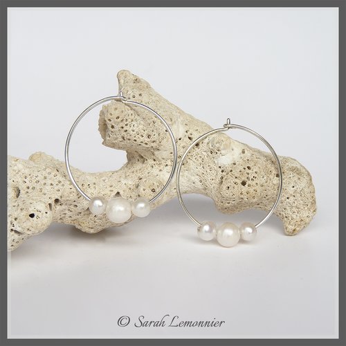 Boucles d'oreilles créoles en argent et trois perles de culture blanches