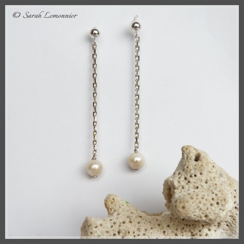 Longues boucles d'oreilles avec perle de culture ronde blanche sur chaine en argent -mariage-
